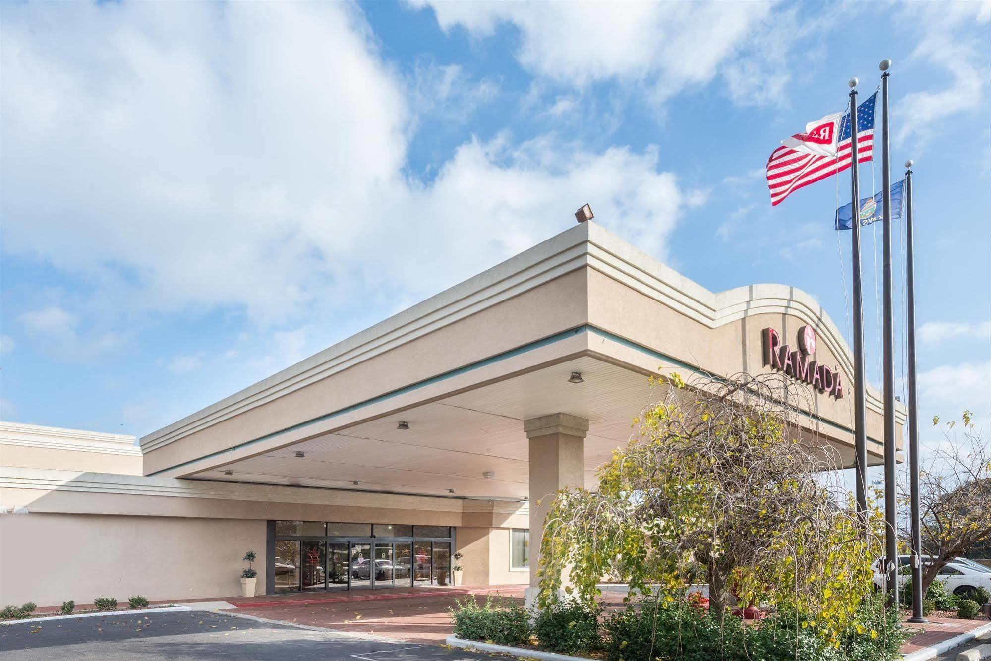 Ramada Overland Park Mission المظهر الخارجي الصورة